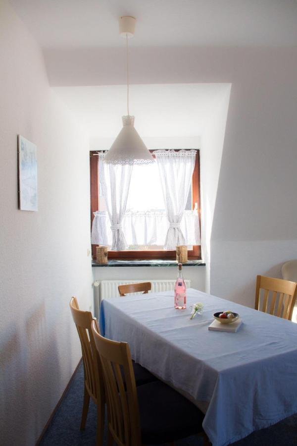 Ferienwohnungen-Neue-Tiefe-Wohnung-Kleiderbuegel Neue Tiefe Fehmarn المظهر الخارجي الصورة